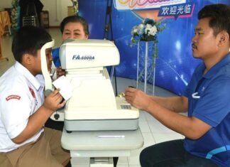 children receiving scholarships and eyeglasses in pattaya schools