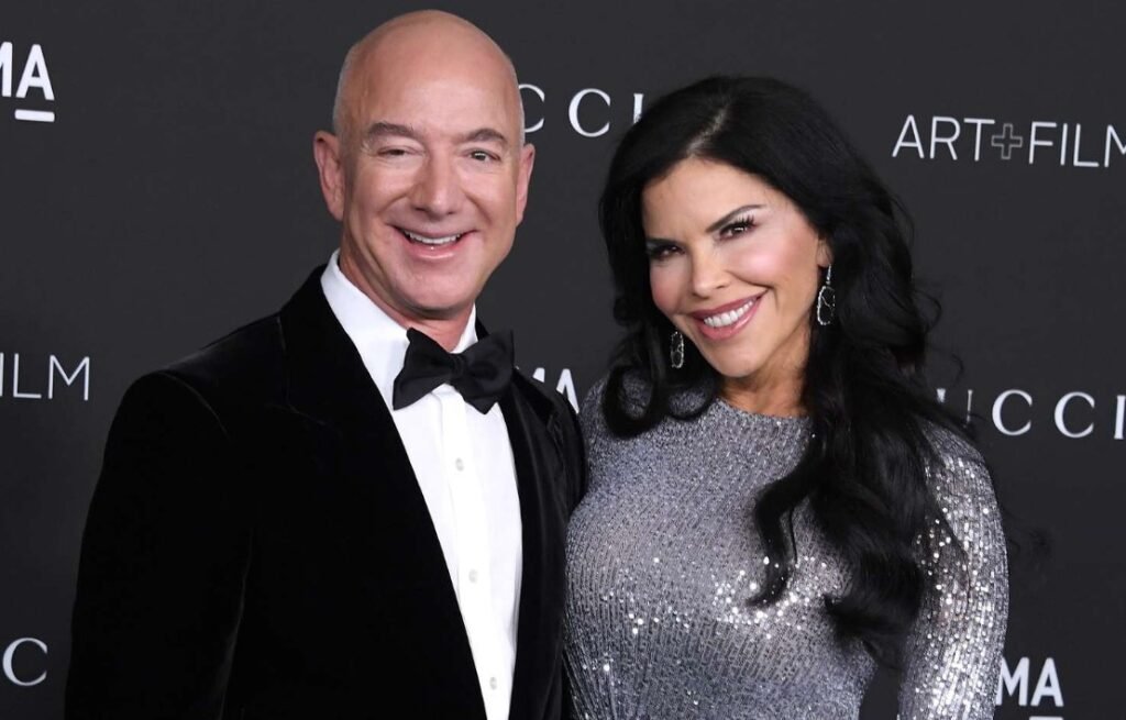 Jeff Bezos and Lauren Sánchez Spotted Holding Hands During Aspen Shopping Spree