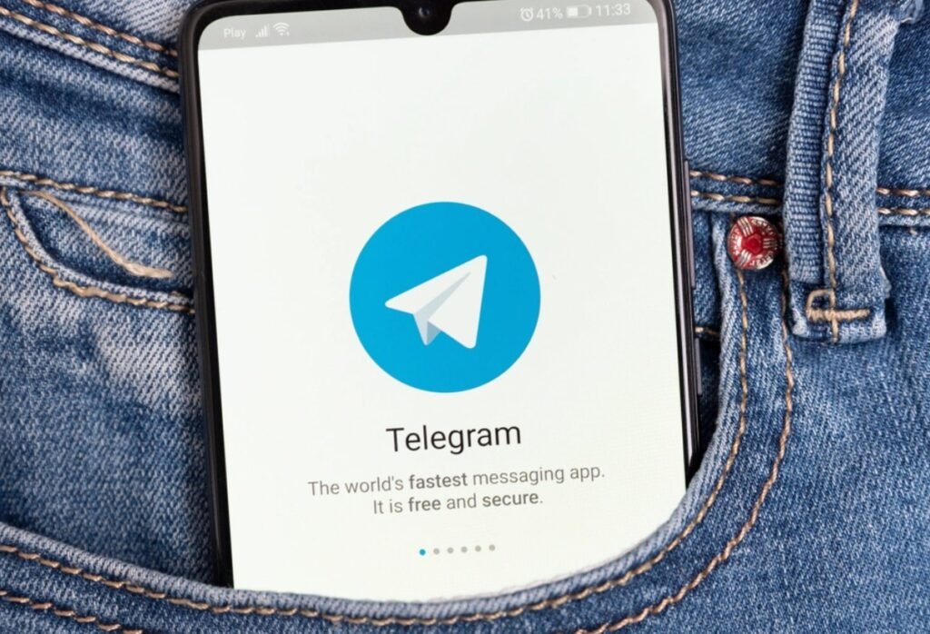 mobile-telegram-app-pocket-piotr-adamowicz-alamy